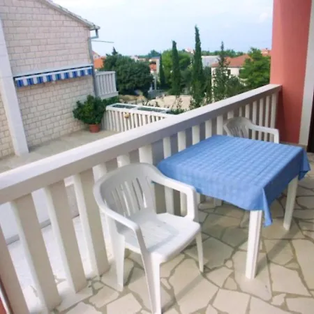 2 Bedrooms Appartement At Supetar 200 M Away From The Beach With Sea View Furnished Terrace And Wifi Lägenhet
