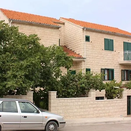 2 Bedrooms Appartement At Supetar 200 M Away From The Beach With Sea View Furnished Terrace And Wifi *